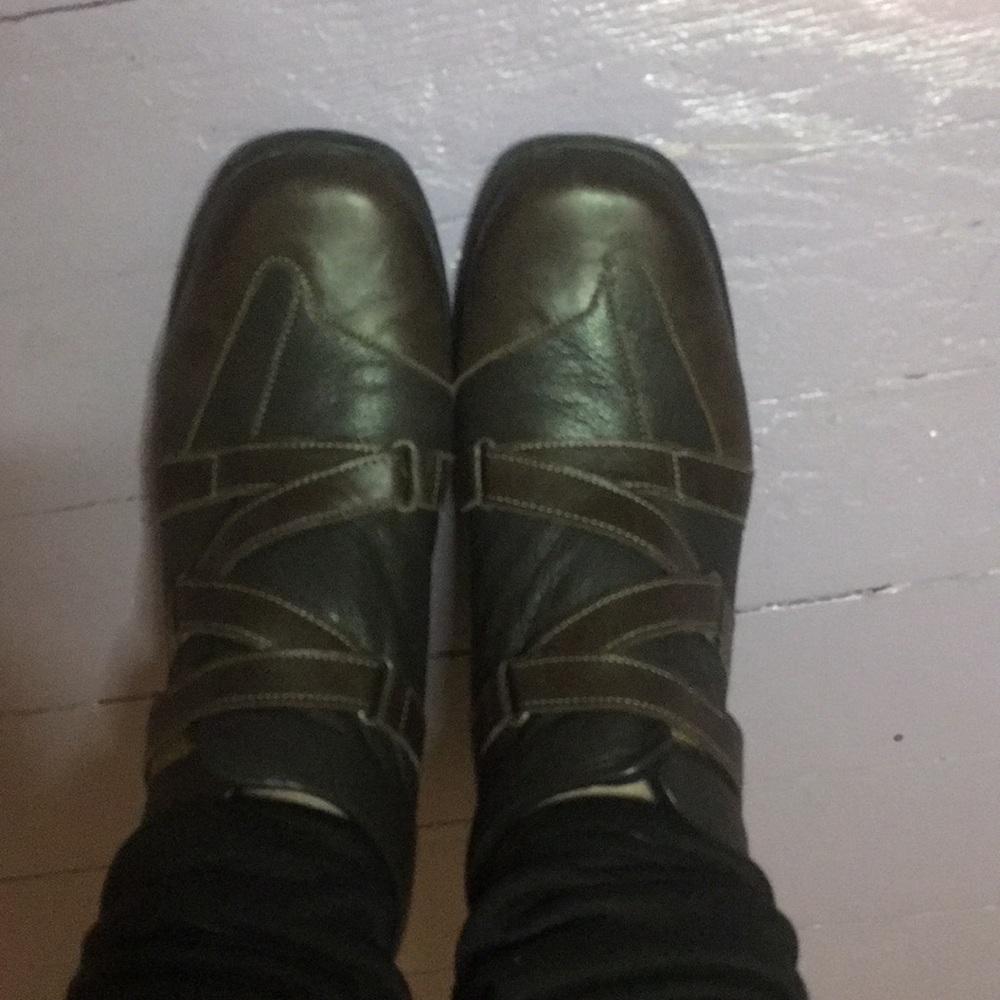 Leather ankle boot with heals.